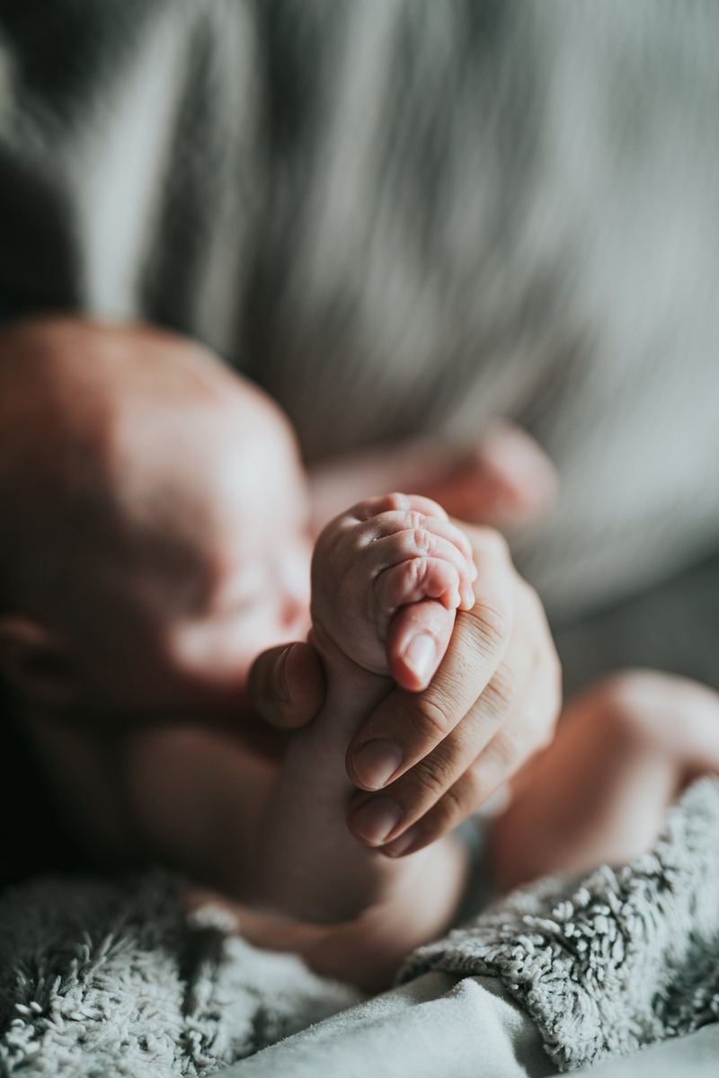 Babyhand hält einen Finger