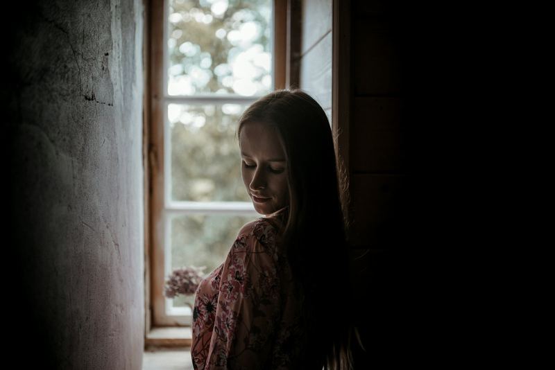 Frau im Licht am Fenster